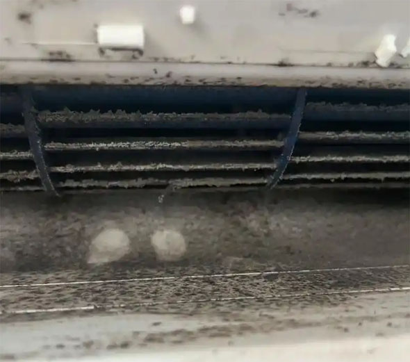 江岸空调吹的风有股烧焦味是怎么回事